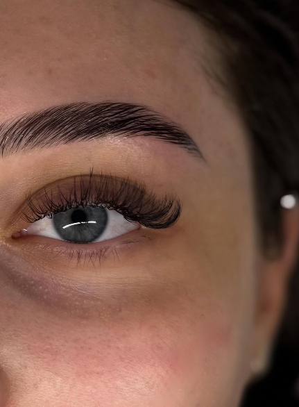 Vippeextensions og bryn hos Beauty Bees